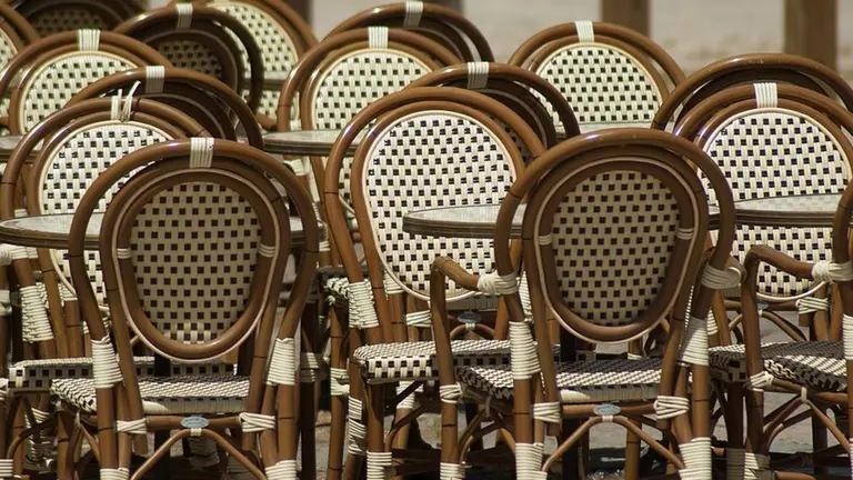 Sillas y mesas de la terraza de un bar. ARCHIVO