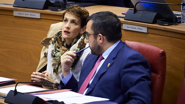 María Chivite (i), presidenta del Gobierno de Navarra, junto a Javier Remírez, vicepresidente del Gobierno de Navarra. PABLO LASAOSA