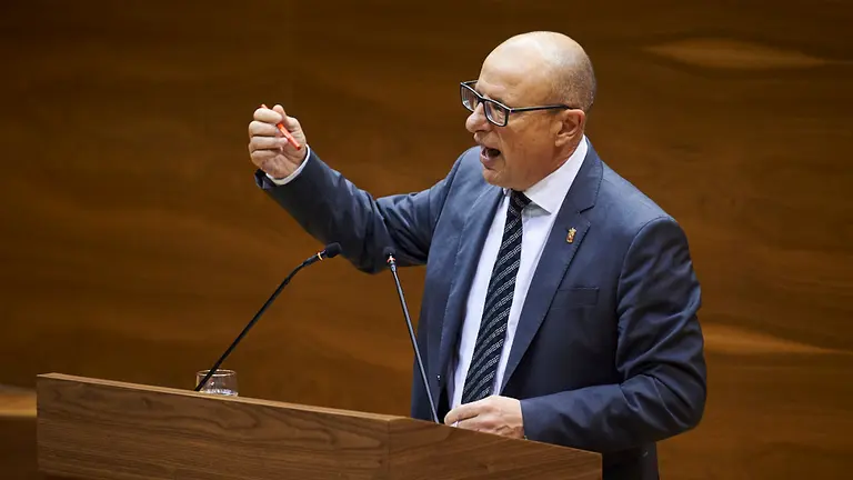 El consejero de educación, Carlos Gimeno, interviene en el pleno del Parlamento de Navarra. PABLO LASAOSA
