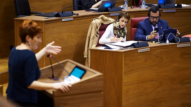 María Chivite (C), presidenta del Gobierno de Navarra, junto a Javier Remírez, vicepresidente del Gobierno de Navarra durante la intervención de Bakartxo Ruíz, de EH Bildu. PABLO LASAOSA