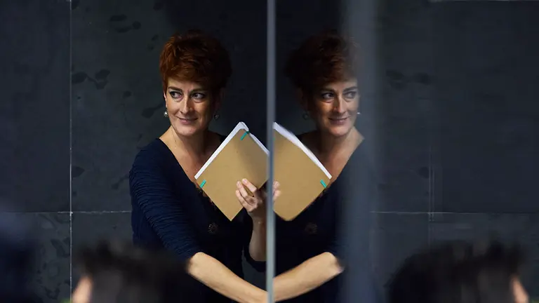 Bakartxo Ruíz, de EH Bildu, abandona el hemiciclo. PABLO LASAOSA