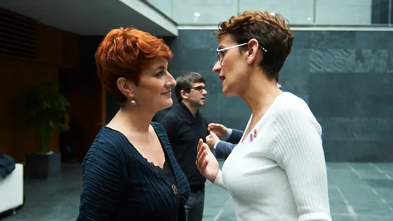 Bakartxo Ruíz (i) de EH Bildu, habla con la presidenta del Gobierno de Navarra, María Chivite. PABLO LASAOSA