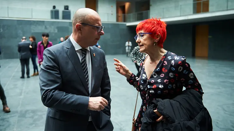 El consejero de Educación, Carlos Gimeno (i) habla con Santos Indurain, consejera de Salud. PABLO LASAOSA