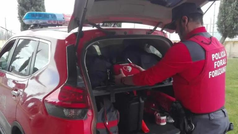 Veh&iacute;culo de la Polic&iacute;a Foral equipado con equipo DESA (desfibrilador semiautom&aacute;tico).  POLIC&Iacute;A FORAL