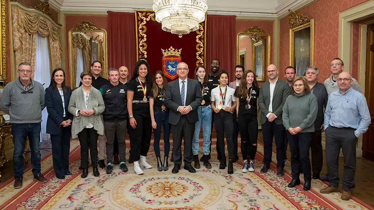 Homenaje del Ayuntamiento de Pamplona a un grupo de atletas navarras. Cedida Jesús Garzaron.