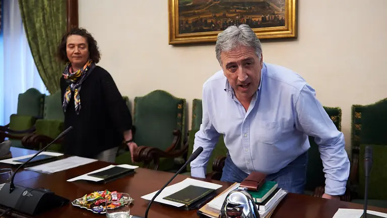 Los concejales de Eh Bildu Marian Aldaia (i) y Joseba Asirón acceden al salon de plenos del Ayuntamiento de Pamplona. PABLO LASAOSA