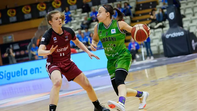María Asurmendi controla el balón ante el Gernika en cuartos de final de la Copa. @CompeticionFEB.
