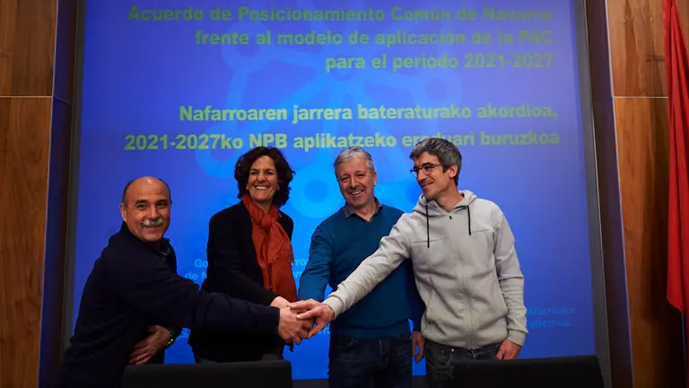 La consejera de Desarrollo Rural y Medio Ambiente, Itziar Gómez, firma con UAGN, EHNE y UCAN un acuerdo de posición común de Navarra frente al modelo de la aplicación de la PAC. PABLO LASAOSA