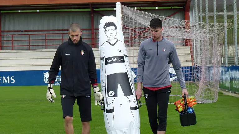 Los porteros de Osasuna Rubén Martínez y Juan Pérez en Tajonar. Navarra.com