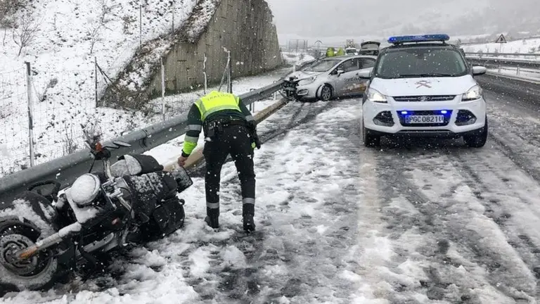 Colisión de un turismo contra una motocicleta estacionada en la A-21. GUARDIA CIVIL