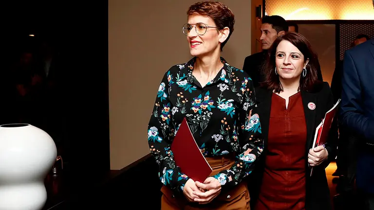 GRAFCAV3149. PAMPLONA, 05/03/2020.- La presidenta del Gobierno de Navarra, María Chivite acompaña a la portavoz socialista en el Congreso de los Diputados y vicesecretaria general del PSOE, Adriana Lastra, que ofrece, en el Foro Ser Navarra, una conferencia titulada "Un escenario de diálogo para la gobernabilidad de Navarra y España" EFE/ Jesús Diges
