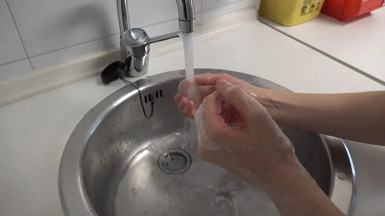 Una enfermera se lava las manos en el Complejo Hospitalario de Navarra ante el brote de coronavirus detectado.  (2)