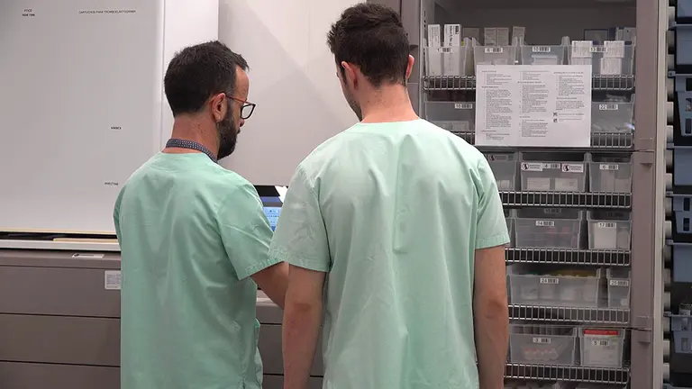 Dos sanitarios en la UCI del Complejo Hospitalario de Navarra. coronavirus