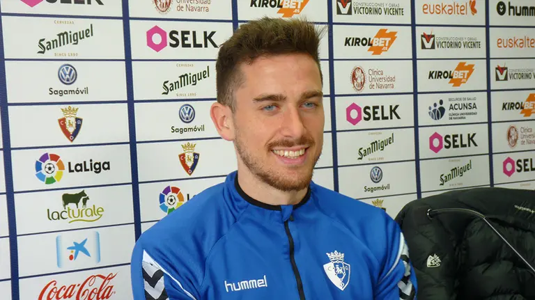El jugador de Osasuna Kike Barja en rueda de prensa en Tajonar. Navarra.com