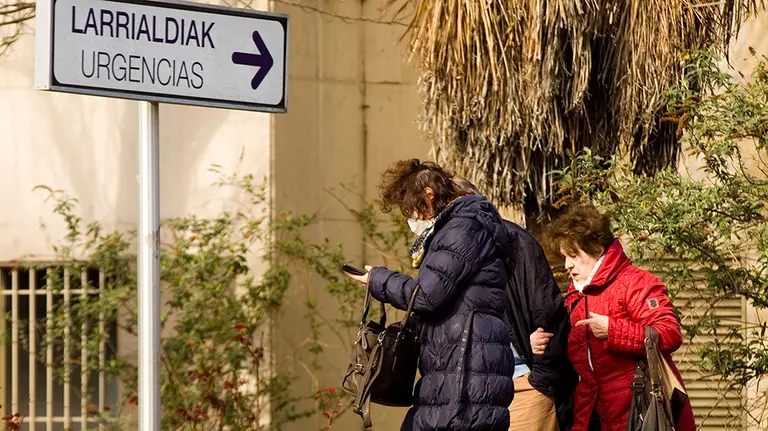 GRAFCAV3052. VITORIA, 03/03/2020.-Una mujer sale del hospital Universitario de Álava-Txagorritxu en Vitoria este martes protegida con una mascarilla para evitar el contagio de Covid 19, enfermedad de la que hay 13 casos confirmados en Euskadi al haberse detectado dos nuevos infectados en Álava, donde ya hay 10 positivos, y el primero de Bizkaia, y se vigila a 211 personas que han mantenido contacto con los afectados. EFE/ David Aguilar
