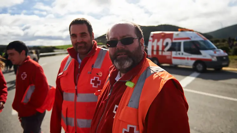 Iñaki Eskuin encargado de prensa de la Cruz Roja de Burlada junto a otro miembro de la organización durante la Javierada. PABLO LASAOSA