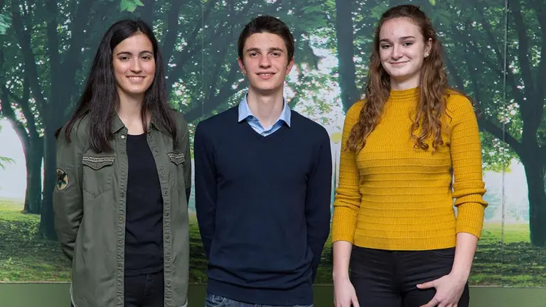 De izquierda a derecha, Alejandra Lorente, Samuel López y Nahia Aranda, primeros clasificados en la Olimpiada de Biología. CEDIDA