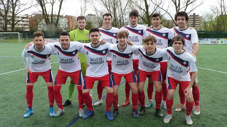 Equipo titular de la UD Mutilvera en el campo de Sarriguren. Navarra.com