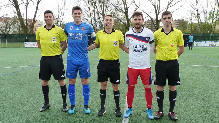 Trío arbitral y capitanes del partido Valle de Egüés - Mutilvera en Sarriguren. Navarra.com