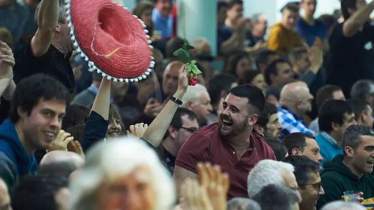Ezkurdia y Martija se enfrentan a Jaka y Zabaleta en el frontón de Labrit de Pamplona. PABLO LASAOSA