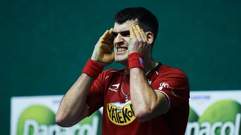 Ezkurdia y Martija se enfrentan a Jaka y Zabaleta en el frontón de Labrit de Pamplona. PABLO LASAOSA