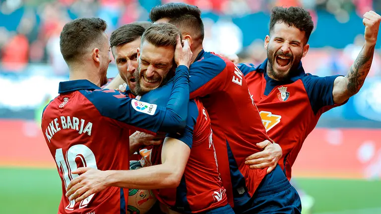El centrocampista Roberto Torres (c) del Osasuna, celebra su gol ante el RCD Espanyol junto sus compañeros, durante el partido de la jornada 27 de LaLiga Santander que disputan ambos equipos este domingo en el estadio el Sadar en Pamplona. EFE/Villar López