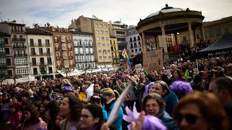 Miles de mujeres se manifiestan por las calles de Pamplona con motivo del Día de la Mujer el 8M. PABLO VIDAL