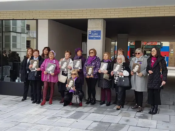 El Ayuntamiento de Burlada ha inugurado la calle Clara Campoamor en celebración del 8-M. 