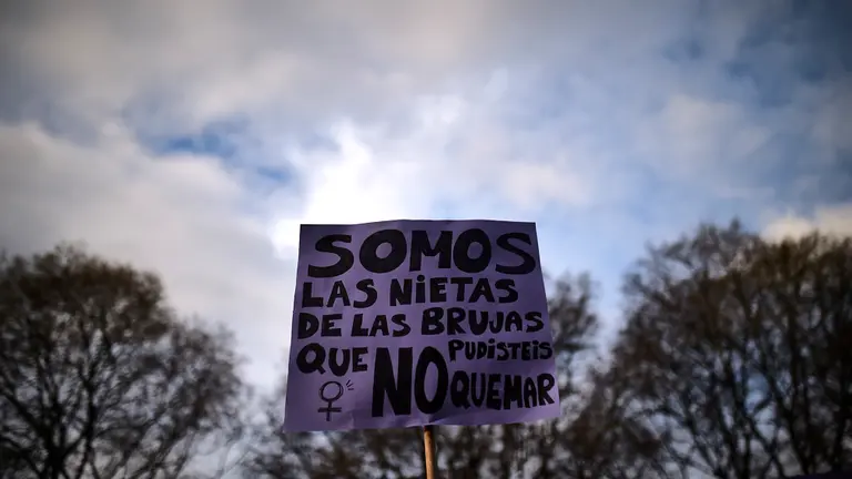 Miles de personas se manifiestan por las calles de Pamplona con motivo del Día de la Mujer celebrado el 8 de marzo. PABLO VIDAL