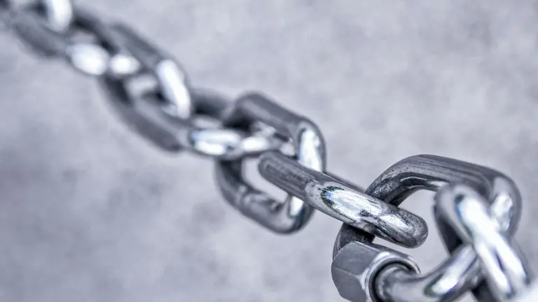 Una cadena dispuesta en una carretera. ARCHIVO