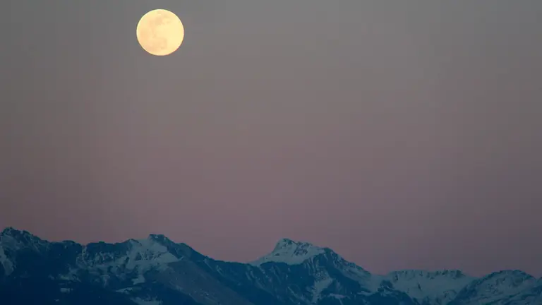 La superluna en un acontecimiento lunar anterior. ARCHIVO