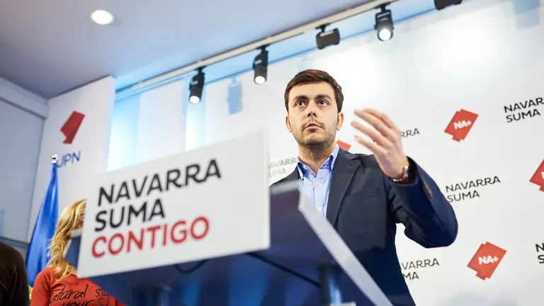 El Presidente de UPN y portavoz de NA+ en el Parlamento de Navarra, Javier Esparza, y el alcalde de Estella, Gonzalo Fuentes, caloran la mocion de censura presentada en esta ciudad. MIGUEL OSÉS