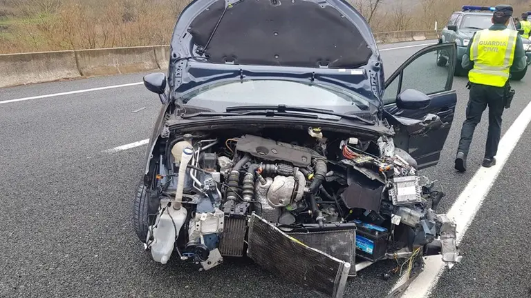 Imagen del vehículo accidentado en la A-15. GUARDIA CIVIL