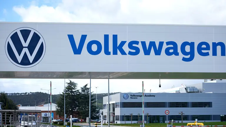 Rueda de prensa de los delegados de LAB de las empresas subcontratadas y suministradoras de Volkswagen Navarra ante la polibilidad de la firma de un ERTE en la fabrica debido al coronavirus. MIGUEL OSÉS