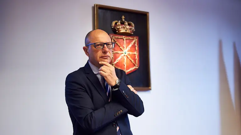 El consejero de Educación Carlos Gimeno Gurpegui comparece en el Parlamento para informar del proceso de pre-matriculación 2020-21. MIGUEL OSÉS