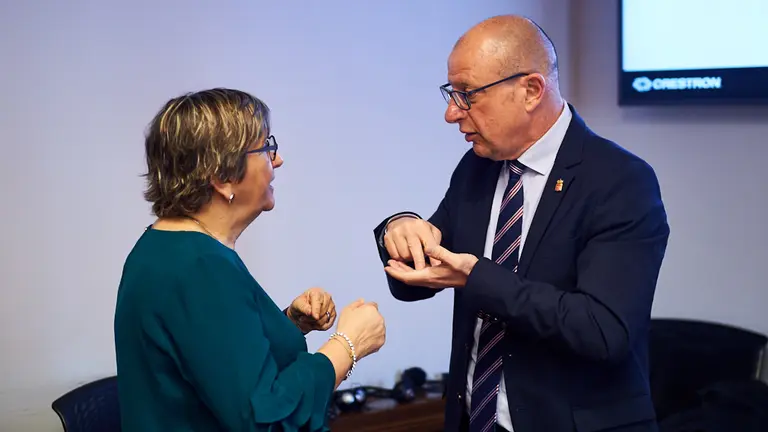 El consejero de Educación Carlos Gimeno Gurpegui comparece en el Parlamento para informar del proceso de pre-matriculación 2020-21. MIGUEL OSÉS