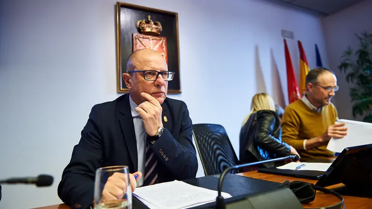 El consejero de Educación Carlos Gimeno Gurpegui comparece en el Parlamento para informar del proceso de pre-matriculación 2020-21. MIGUEL OSÉS