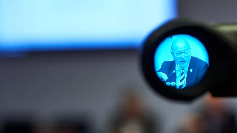 El consejero de Educación Carlos Gimeno Gurpegui comparece en el Parlamento para informar del proceso de pre-matriculación 2020-21. MIGUEL OSÉS