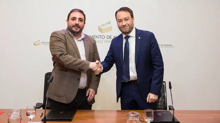 El presidente del Parlamento de Navarra, Unai Hualde, y el rector de la Universidad Pública de Navarra, Ramón Gonzalo, renuevan el acuerdo entre ambas instituciones. PARLAMENTO DE NAVARRA