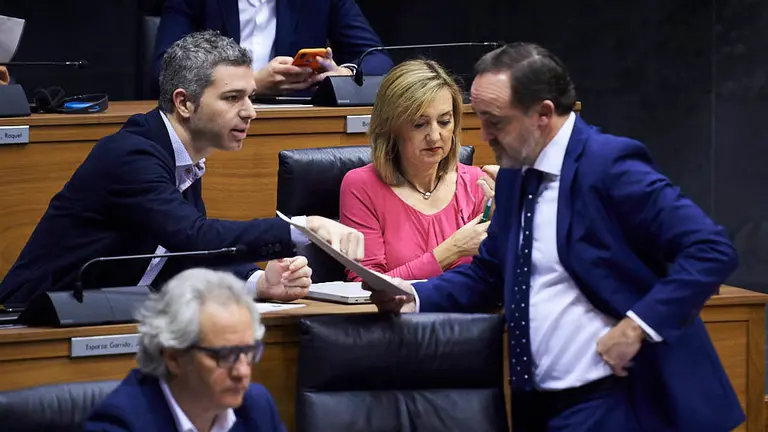 Jorge Esparza (i) habla con Javier Esparza durante el pleno del Parlamento de Navarra. PABLO LASAOSA
