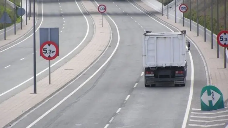 Un camión circulando por una vía navarra. GOBIERNO DE NAVARRA
