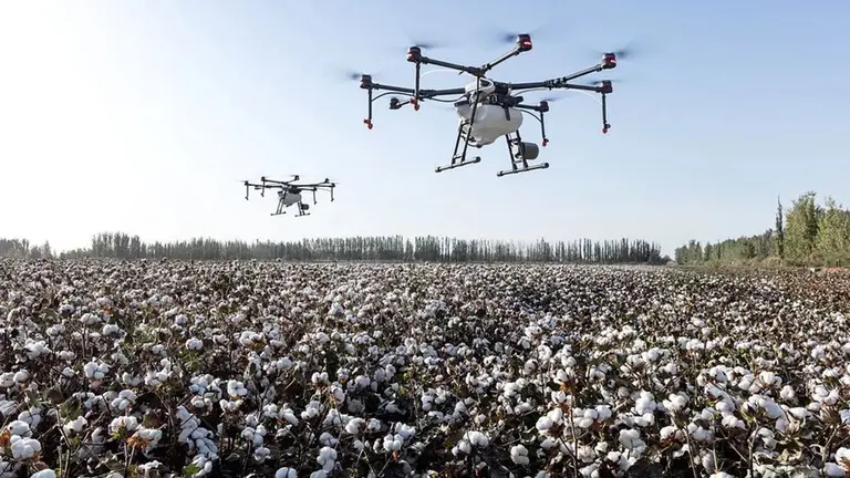 Dos drones sobrevolando un campo. ARCHIVO