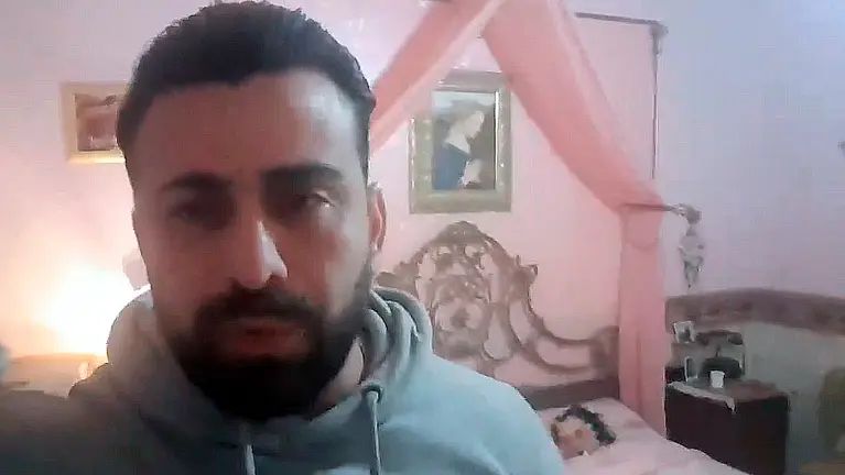 El italiano Luca Franzese junto al cuerpo de su hermana muerta por coronavirus.