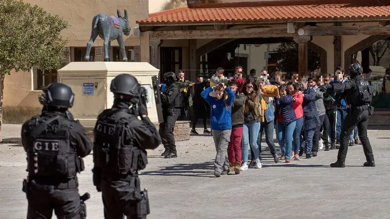 El Grupo de Intervención Especial liberan a los rehenes durante el simulacro en Sendaviva. JL LARRIÓN