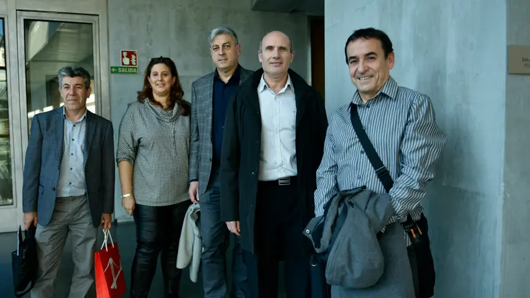 Sesión de trabajo en el Parlamento de Navarra para que una representación de la asociación de vecinos pro parque Ripa Sur de Beloso informe sobre su propuesta. PABLO LASAOSA