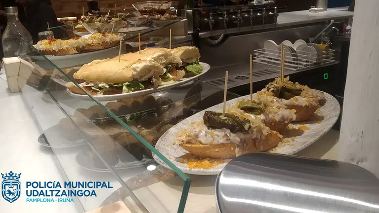 Pinchos sobre la barra de un bar que han sido destruidos por encontrarse sin protección POLICÍA MUNICIPAL DE PAMPLONA