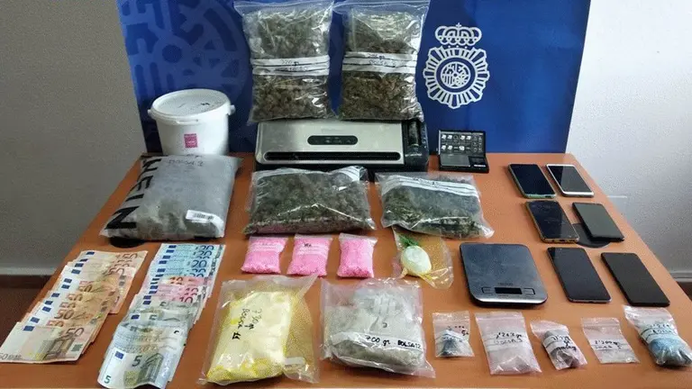 Material ilicito incautado por Agentes de la Policia Nacional. CEDIDA