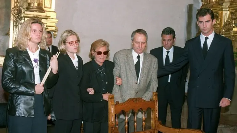 Miguel Blanco junto a su familia y el Rey Felipe VI. El Español.