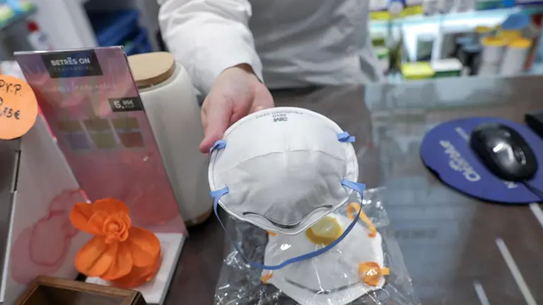 Mascarillas a la venta en una farmacia en Madrid. JESÚS HELLÍN EUROPA PRESS