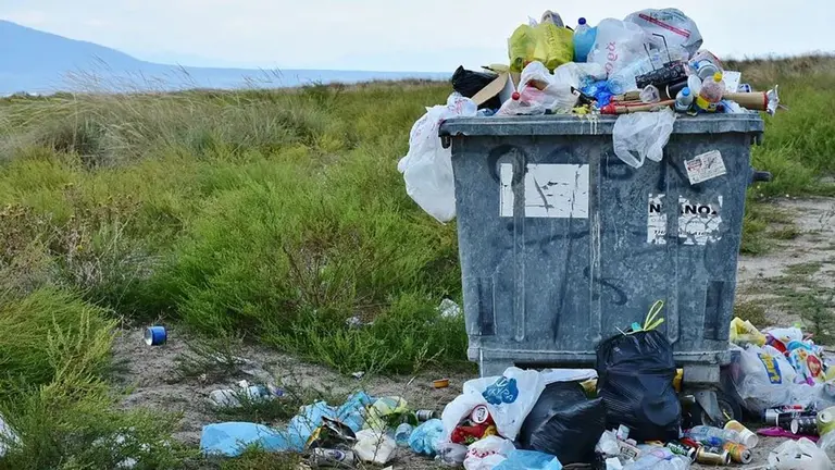 Un contenedor lleno de basuras. ARCHIVO